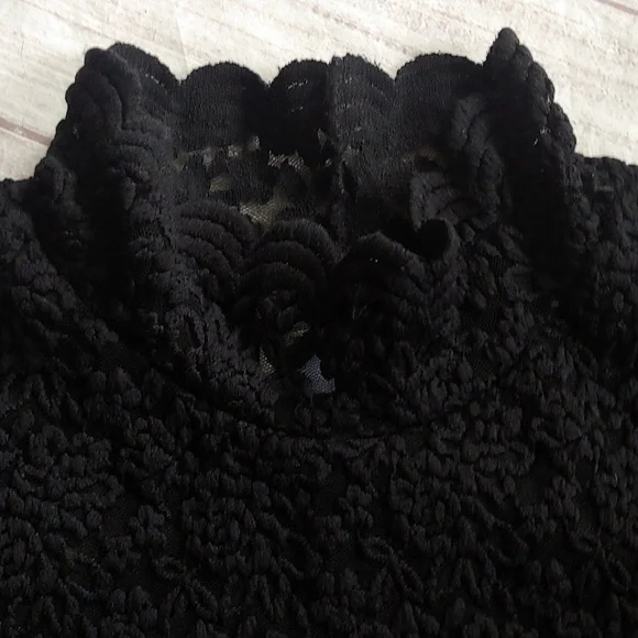 COLDWATER CREEK STRETCH LACE HIGH NECK TOP - Picture 4 of 7